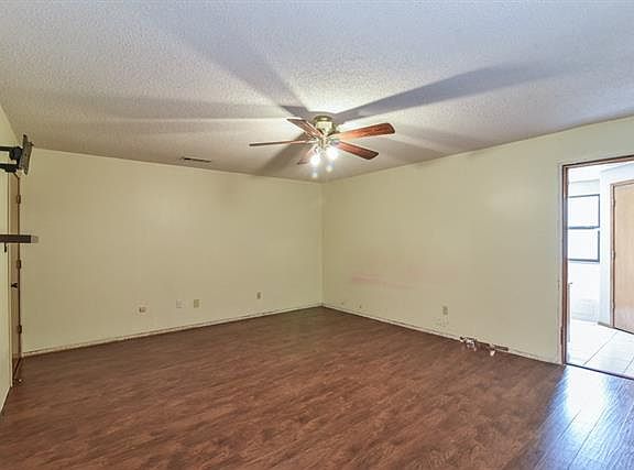4th image of 403 Country Meadow Dr