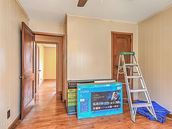 3rd image of 404 Market St