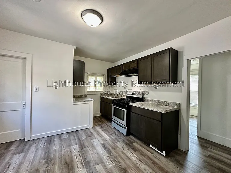 2528 Hoyt St — Photo 9
