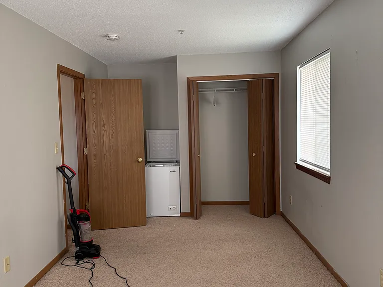 537 S Van Buren St #D — Photo 6