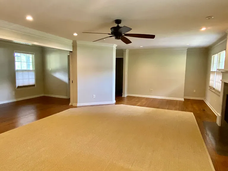 1414 E Olive Dr SE — Photo 4