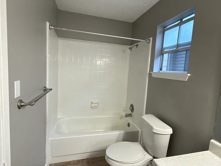 331 W Mistletoe Ave #201 — Photo 17