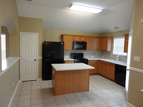 5th image of 180 Ashwood S
