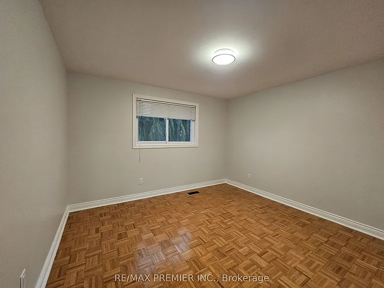 99 Albany Dr #MAIN FLOOR — Photo 12