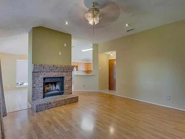 2321 Shadyoaks Ln — Photo 5