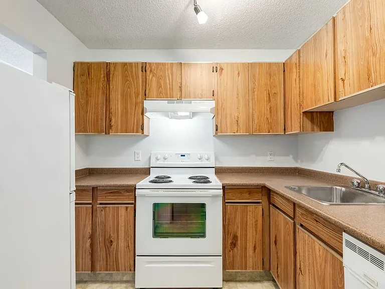 2404 16a St SW — Photo 18