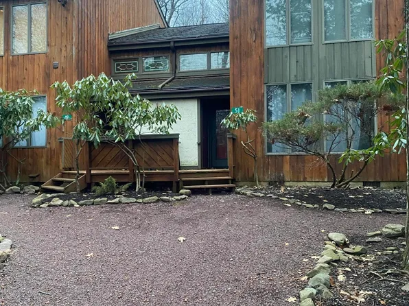 51 Warbler Ct, Lake Harmony, PA 18624