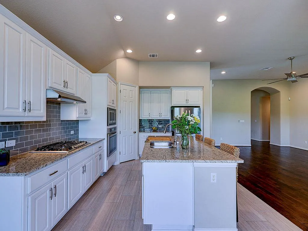 4 bed, 3.0 bath, 2723 sqft, $3,300 — Photo 4
