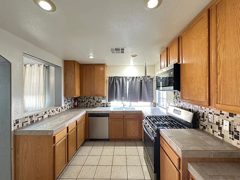 925 Ortega Hill Ln — Photo 9