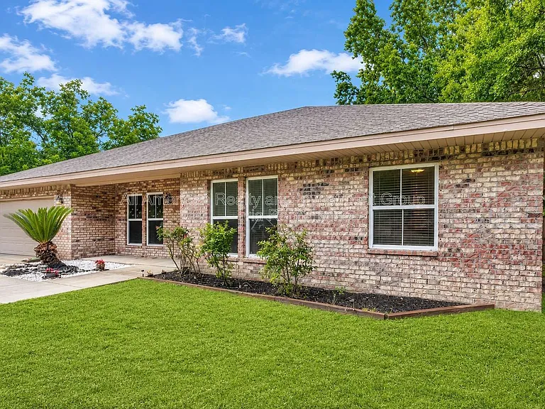 598 Emerald Ln — Photo 4