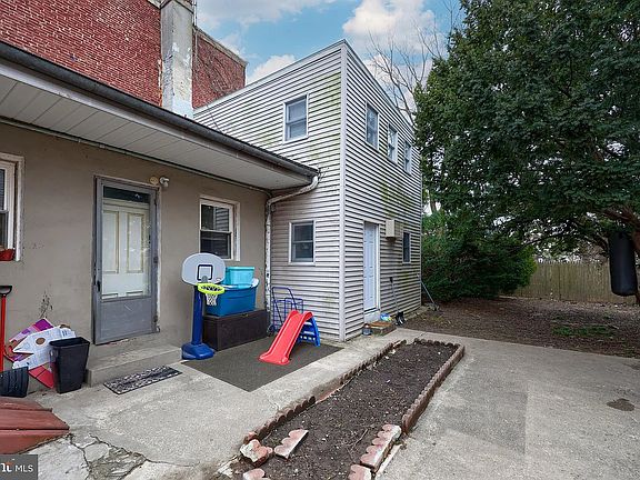 3rd image of 506 W King St #2