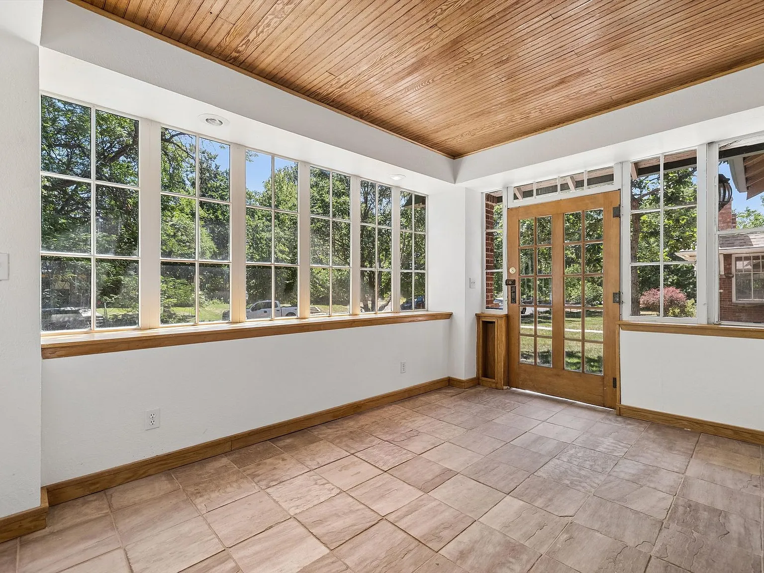 2 bed, 1921 sqft, $3,200 — Photo 3