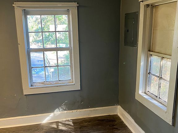 2nd image of 401 E Alden Ave
