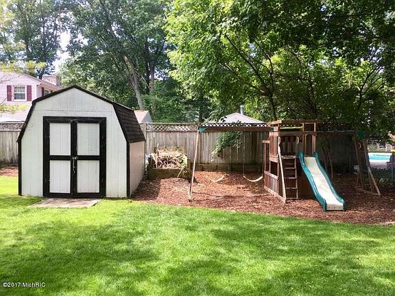 3rd image of 2080 Hillside Dr