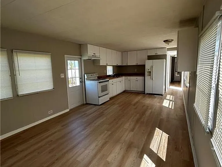 26186 Princess Ln — Photo 7