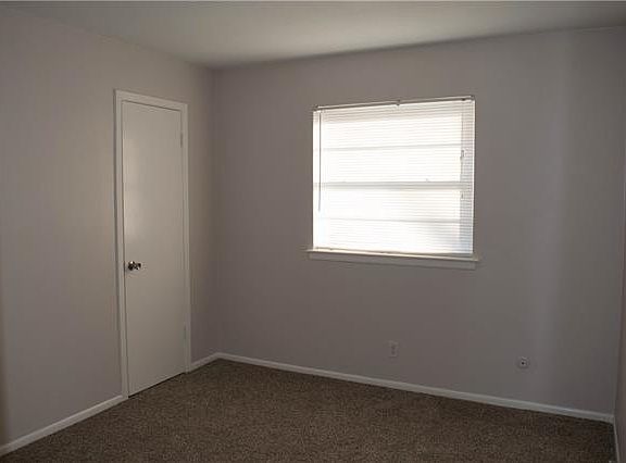 3rd image of 904 Moorhead Ct