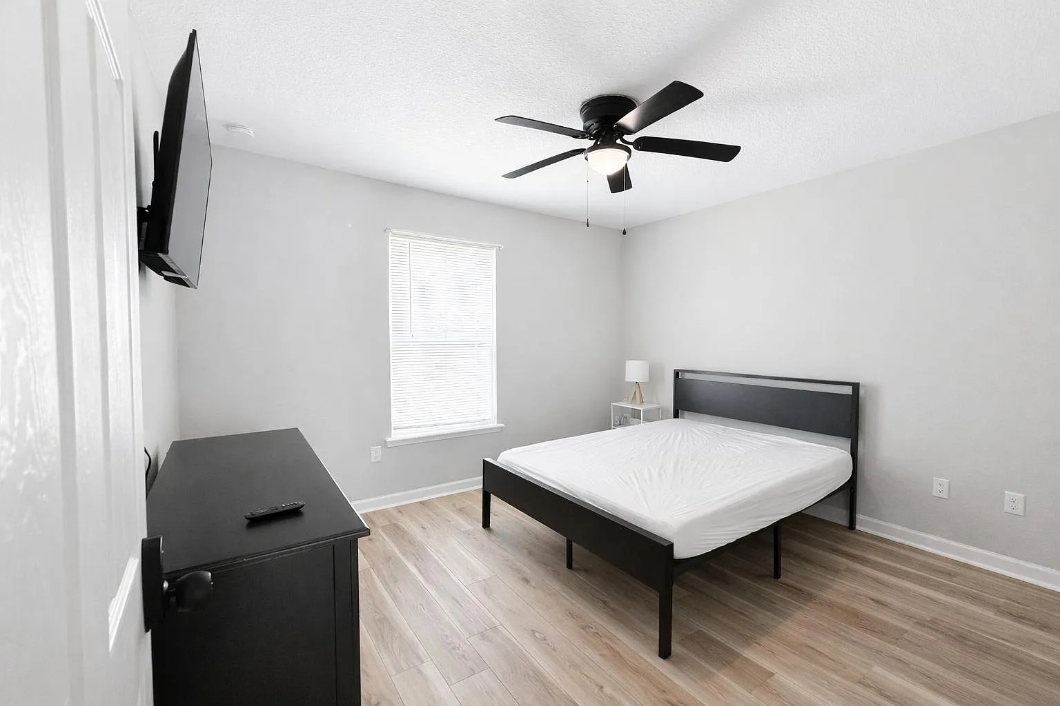 4 bed, 2.0 bath, 1560 sqft, $1,027 — Photo 1