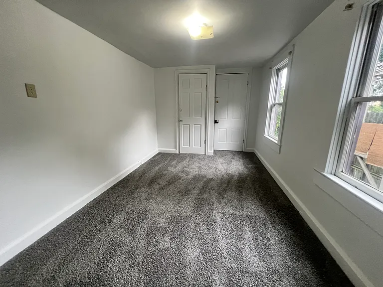 139 E Pomfret St — Photo 15