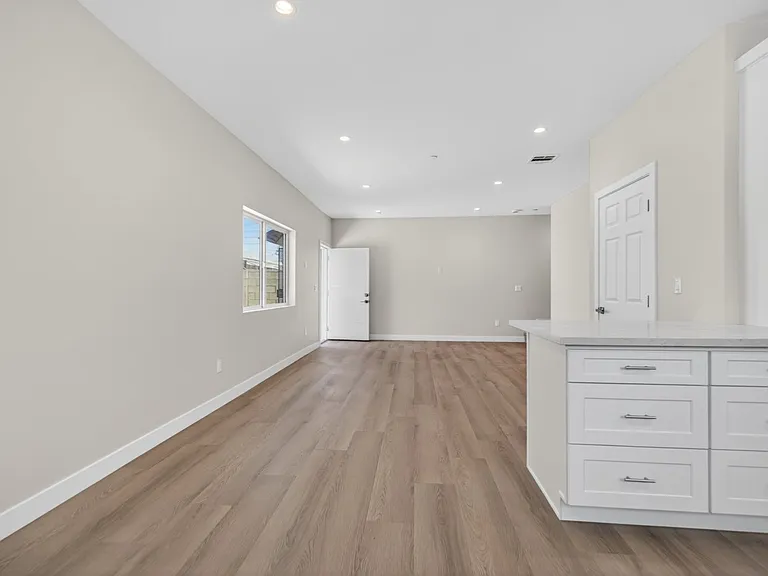 11840 Arminta St — Photo 38