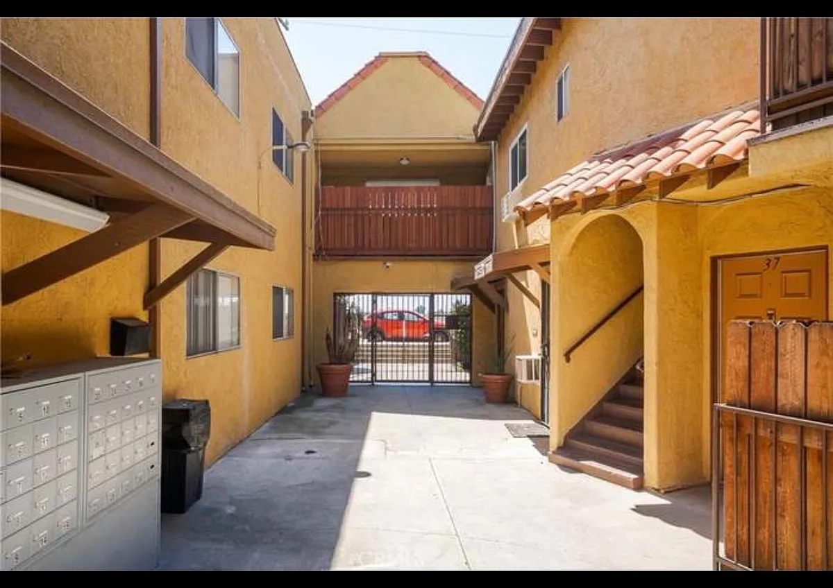 Building Photo - 4810 N Vincent Ave #0