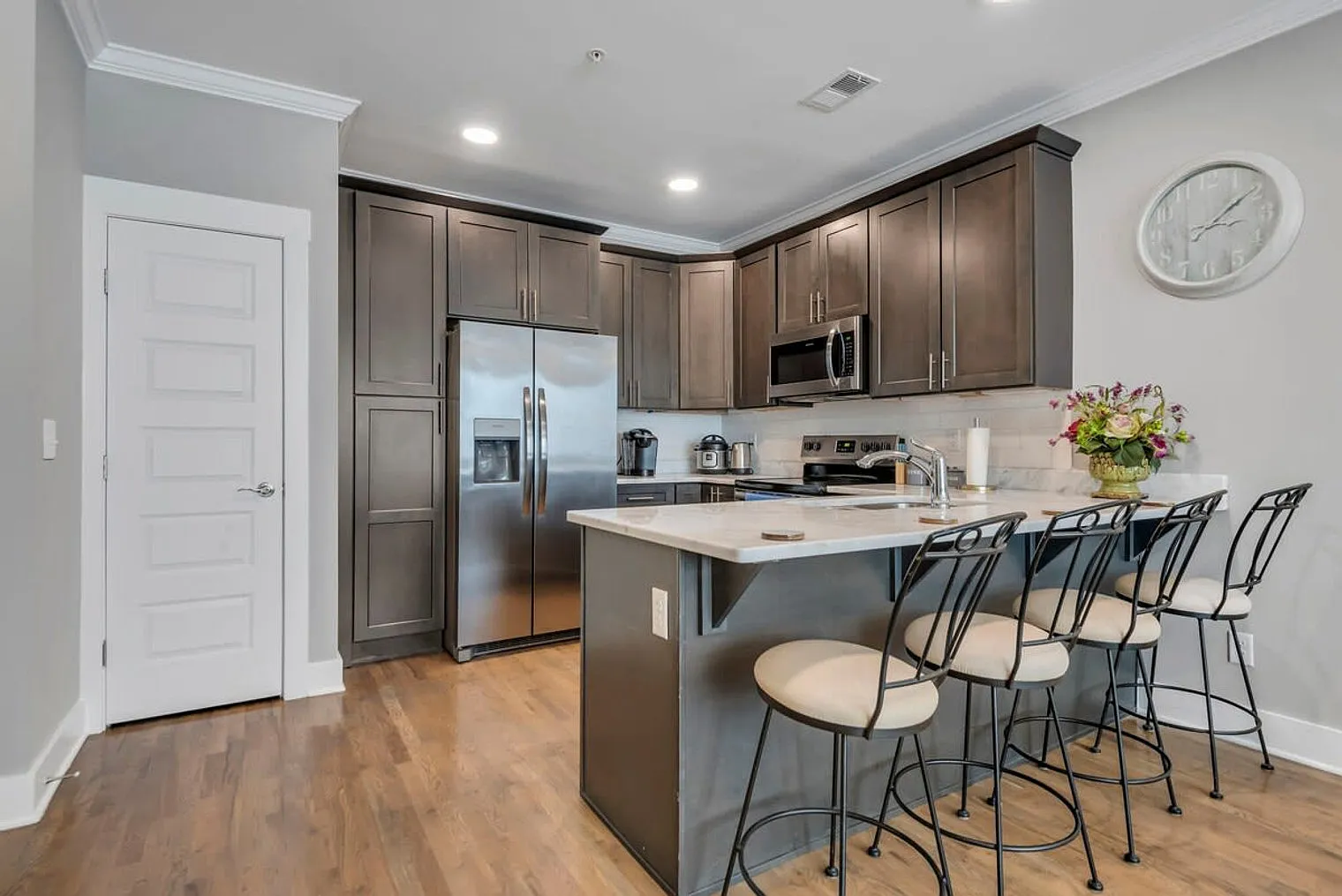2 bed, 2.0 bath, 925 sqft, $3,371 — Photo 3