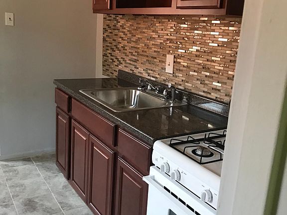 3rd image of 903 E Cliveden St #4