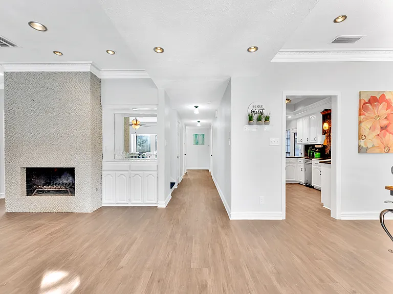 1420 Spenwick Ter — Photo 3