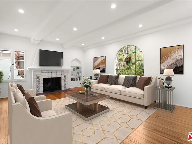 207 S Reeves Dr — Photo 1