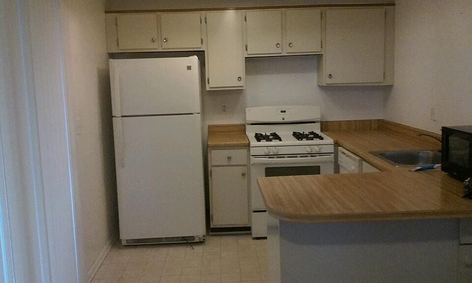 2nd image of 2678 Roundtree Dr #1