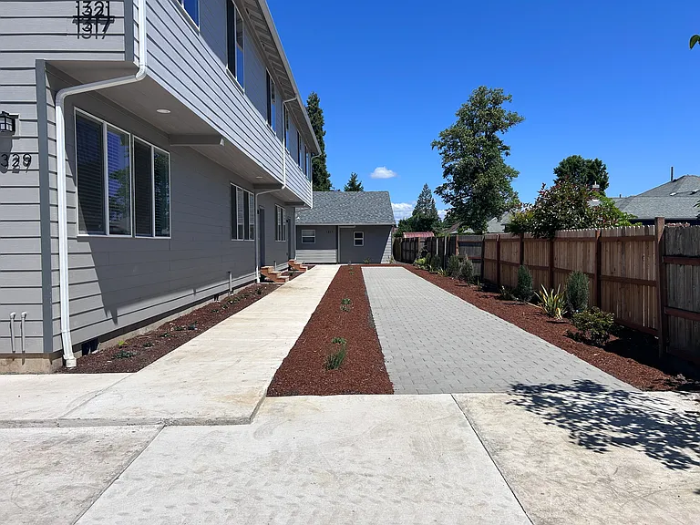 1317 SW Queen Ave — Photo 3
