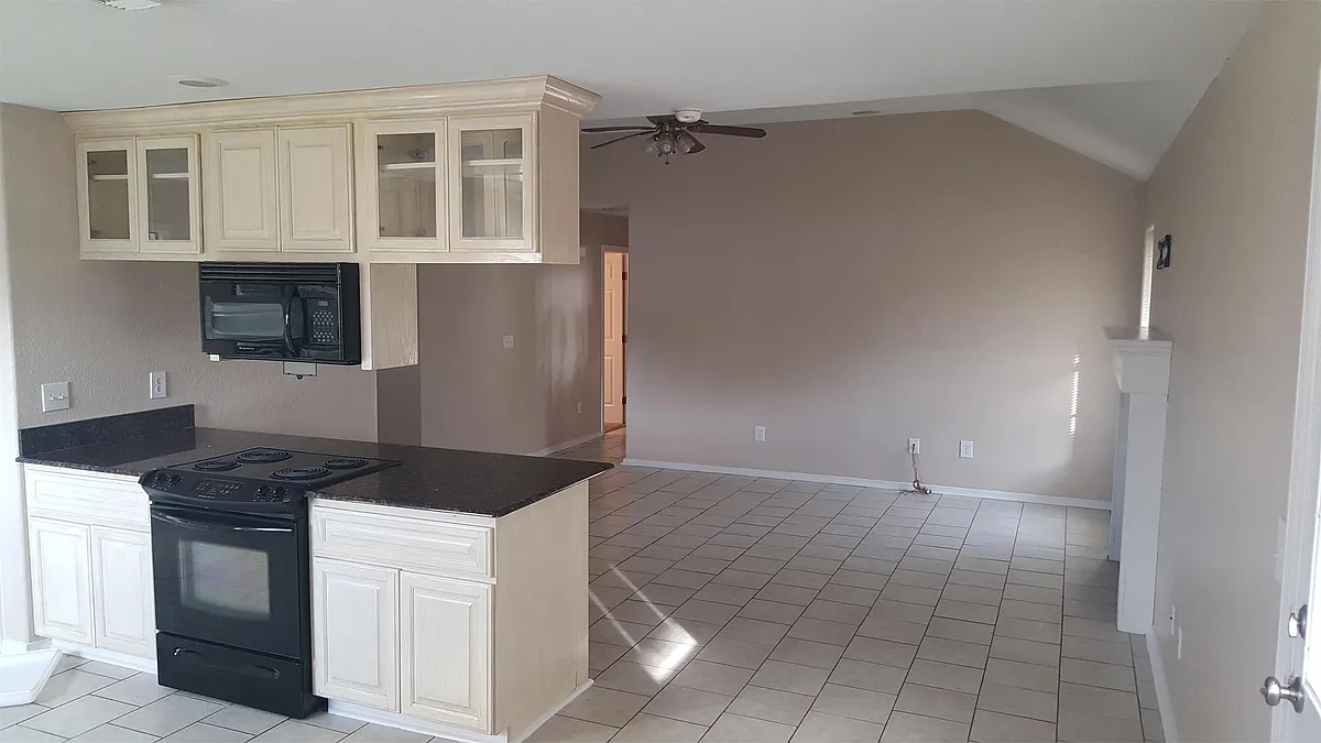 Open kitchen and living room. - 516 Shannons Way