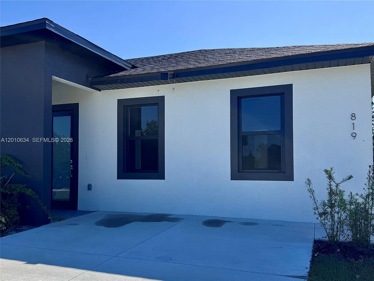 Building Photo - 819 Eisenhower Blvd #819
