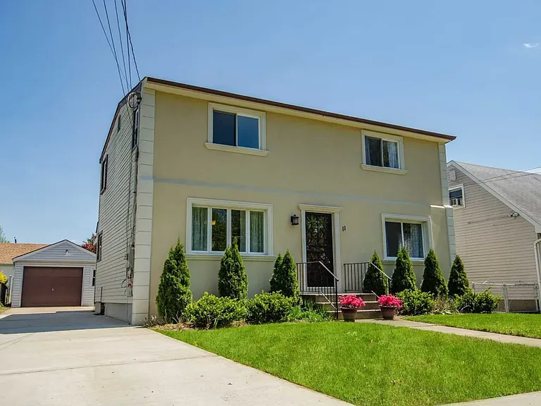 11 Pine St — Photo 1