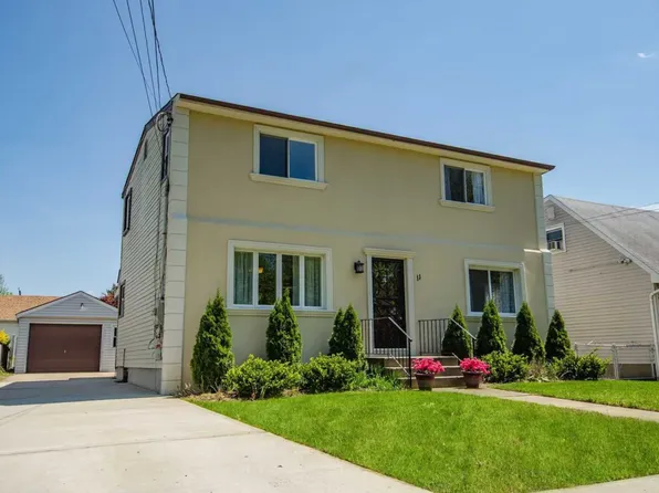 11 Pine St, Hicksville, NY 11801