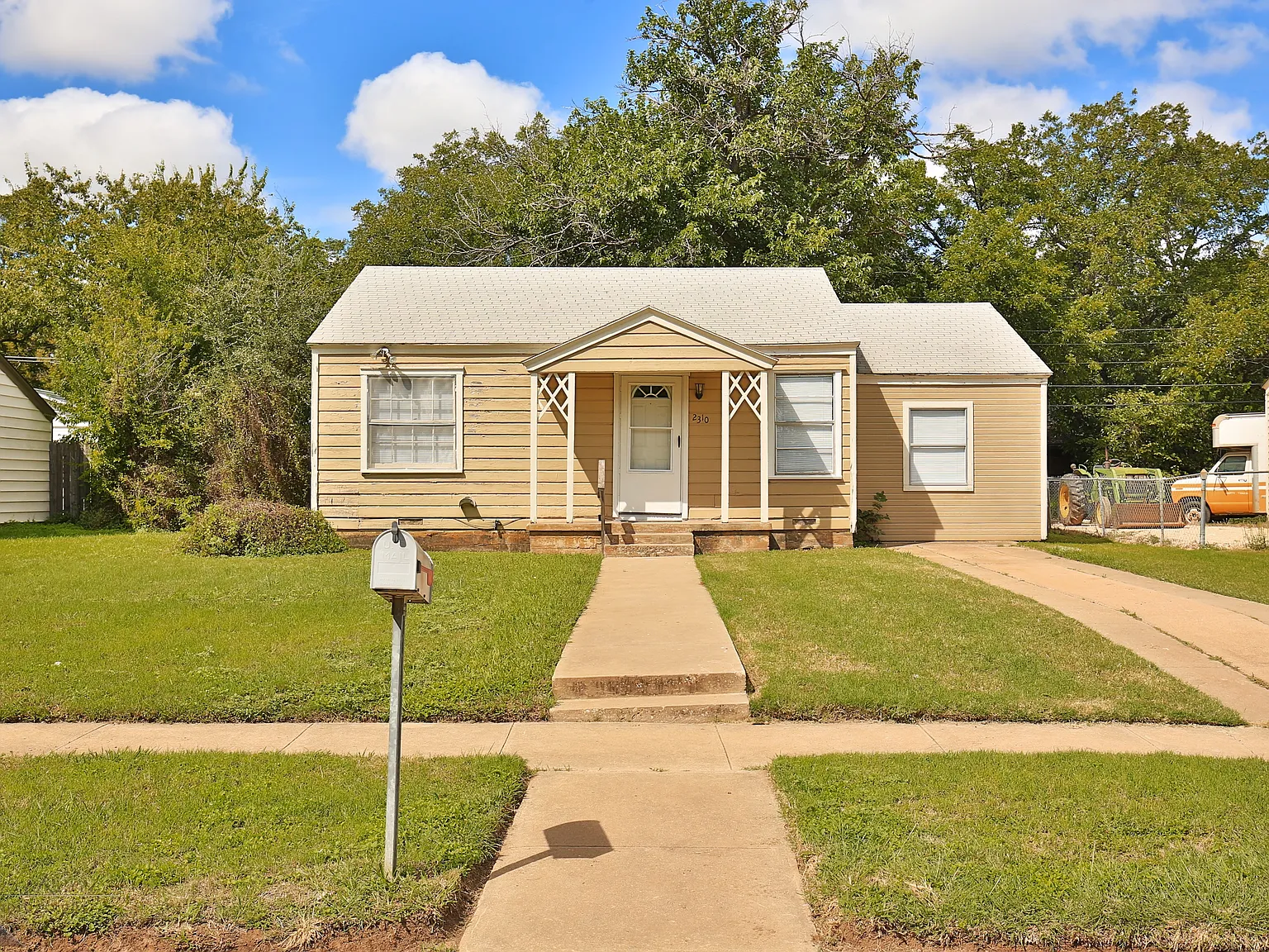 3 bed, 981 sqft, $1,300 — Photo 1