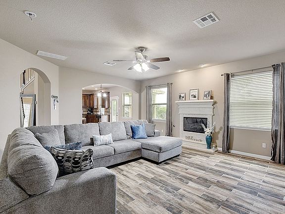 4th image of 407 Easton Dr