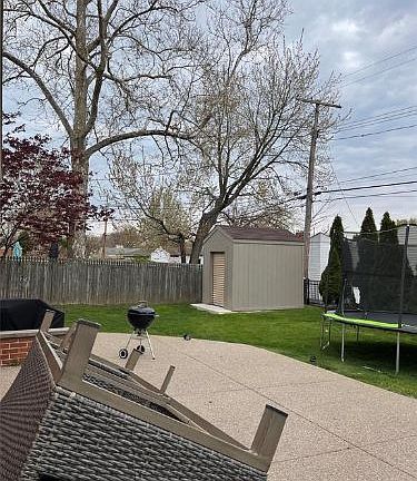 3rd image of 20500 Edmunton St
