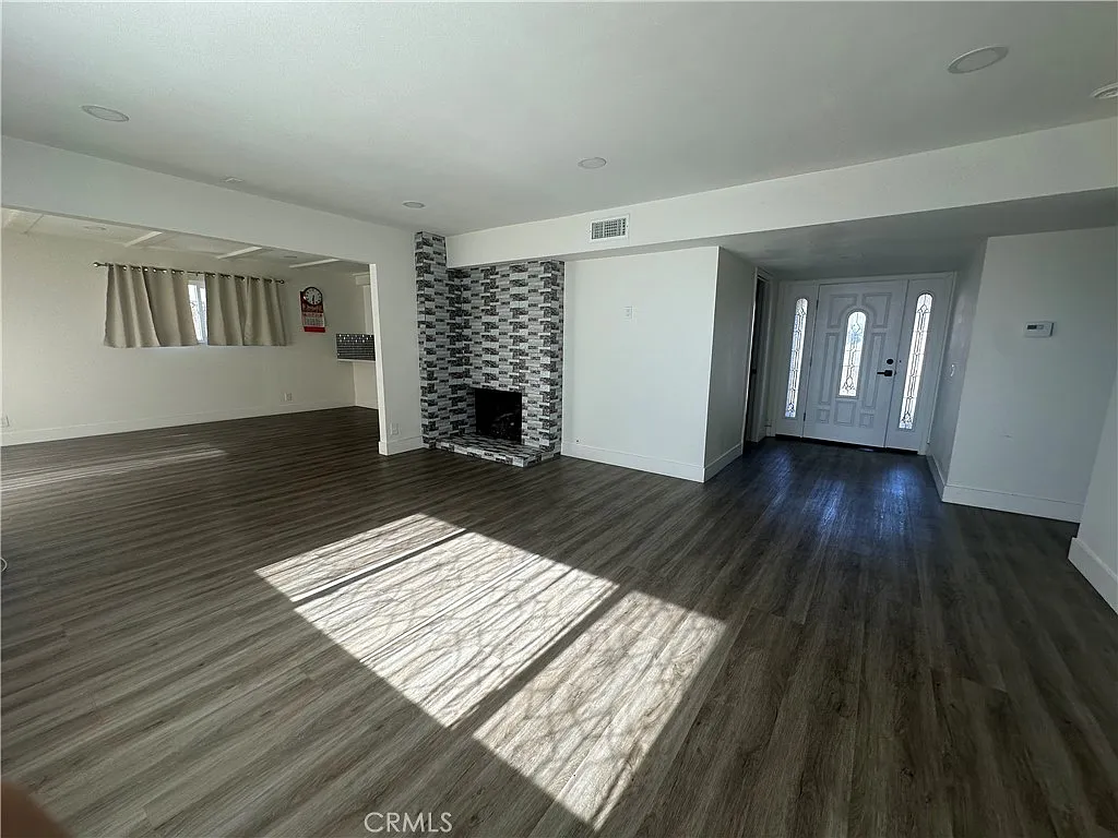 4 bed, 1568 sqft, $4,350 — Photo 2