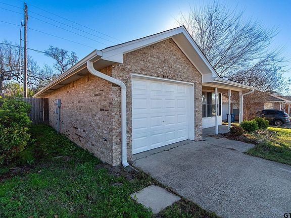 4th image of 1111 Woodlands Park Dr