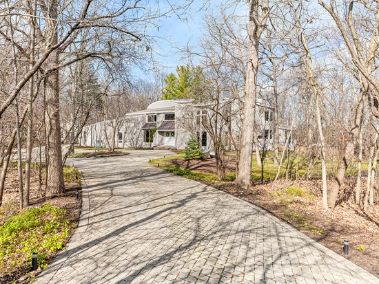 4 Dunsinane Ln, Bannockburn, IL 60015