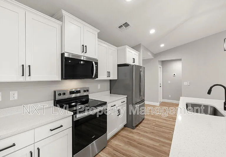 213 NW 5th St — Photo 6