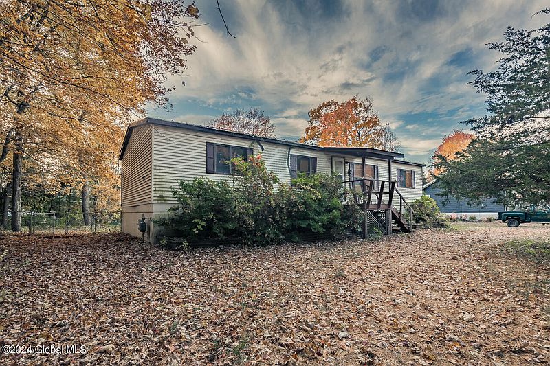 3rd image of 100 Holly Lane