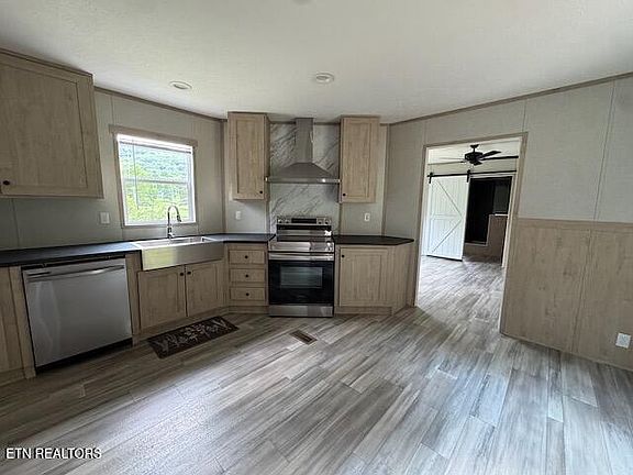 3rd image of 665 Dumplin Valley Rd W