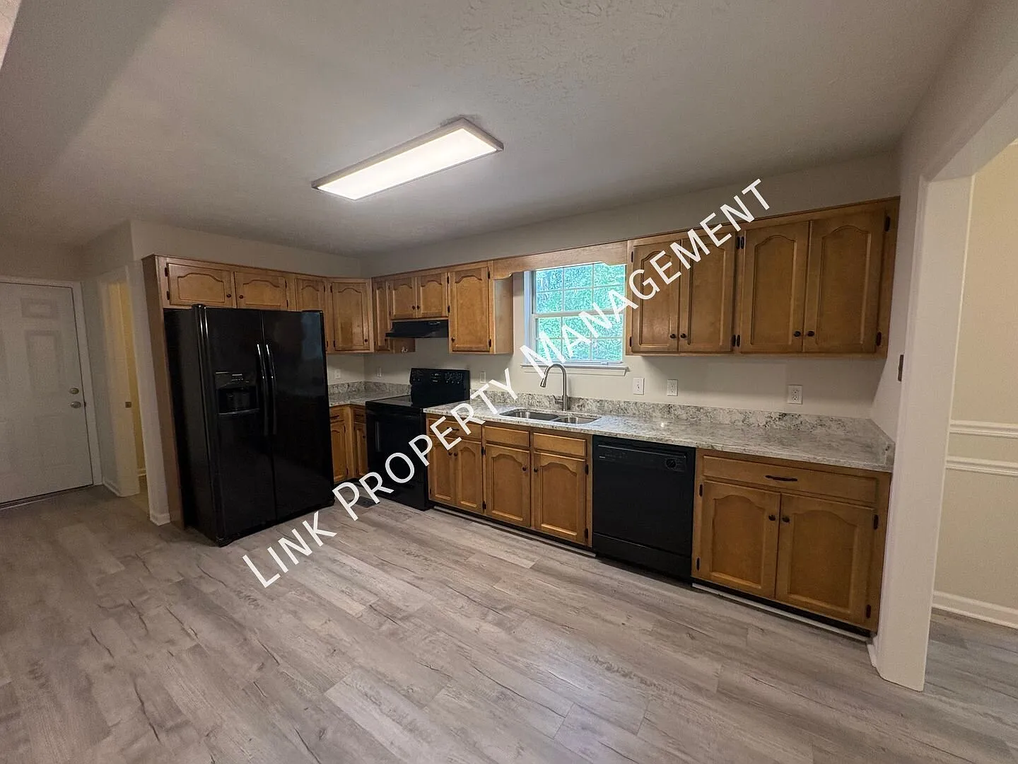 Spacious 3 Bedroom Home in Ooltewah - 2 Car Garage, Private Yard & Great Location — Photo 4