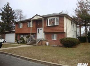 68 Colonial Rd, Lindenhurst, NY 11757