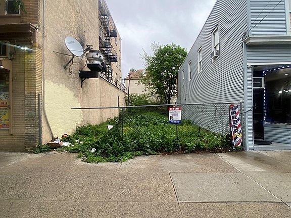 4th image of 354 Riverdale Avenue