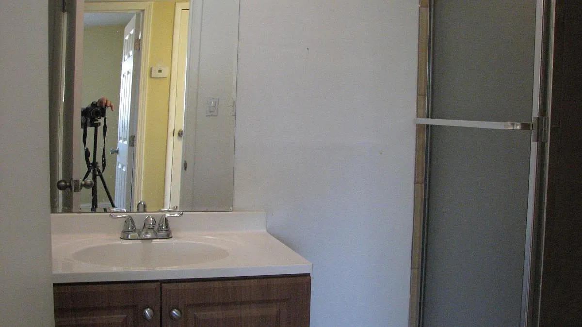 3 bed, 1.5 bath, 1590 sqft, $2,100 — Photo 2