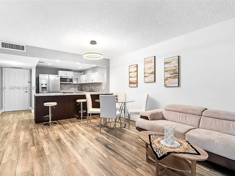 400 Leslie Dr #305 — Photo 5