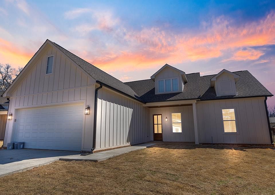 1st image of 1010 Lily Ln
