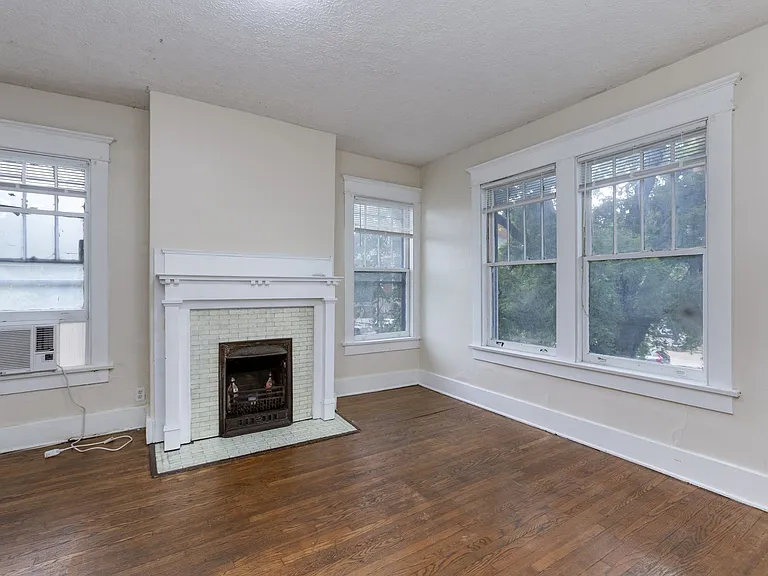 Abh - 2111 A/B/C/D Belmont — Photo 11